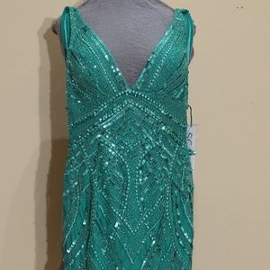 SCALA Deep v sheath short dress in emerald green size 6